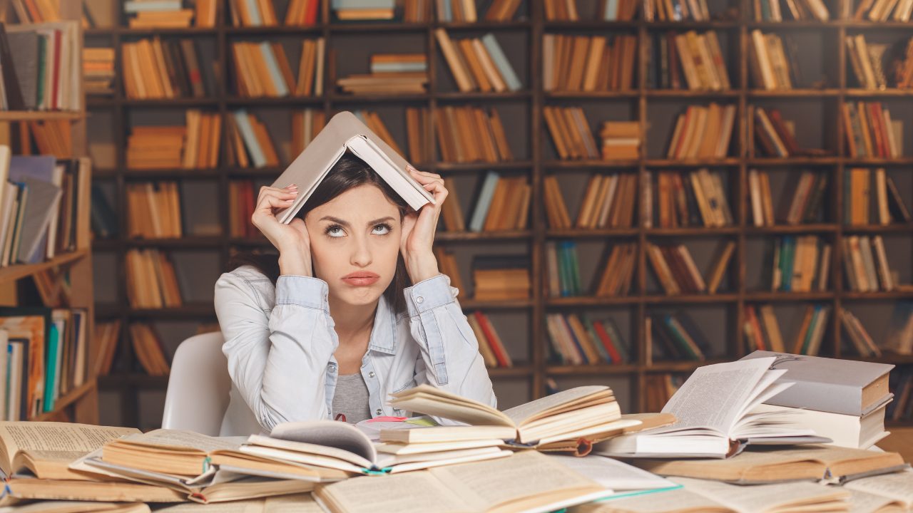 頭を抱えている女性と本