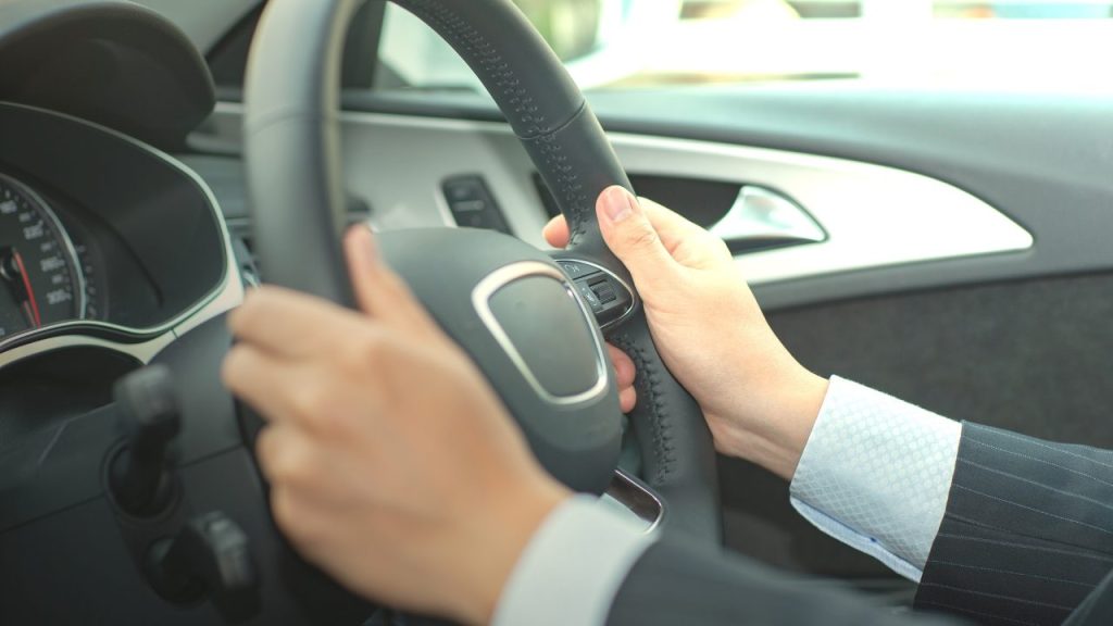 スーツで運転している男性
