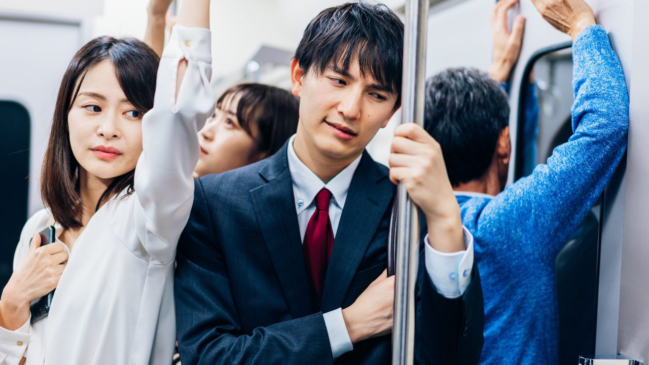 満員電車で通勤するサラリーマン