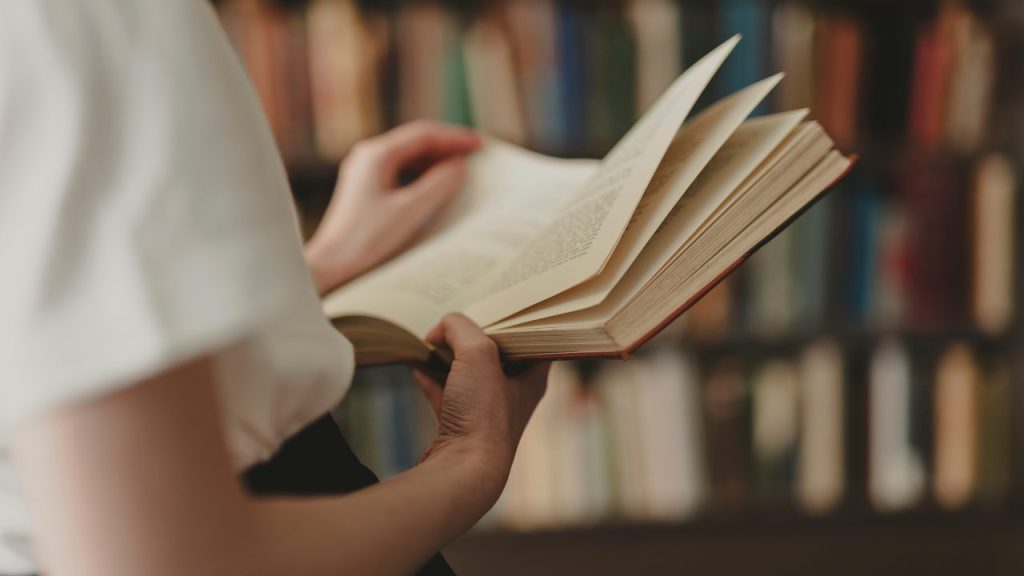 本を読んでいる女性