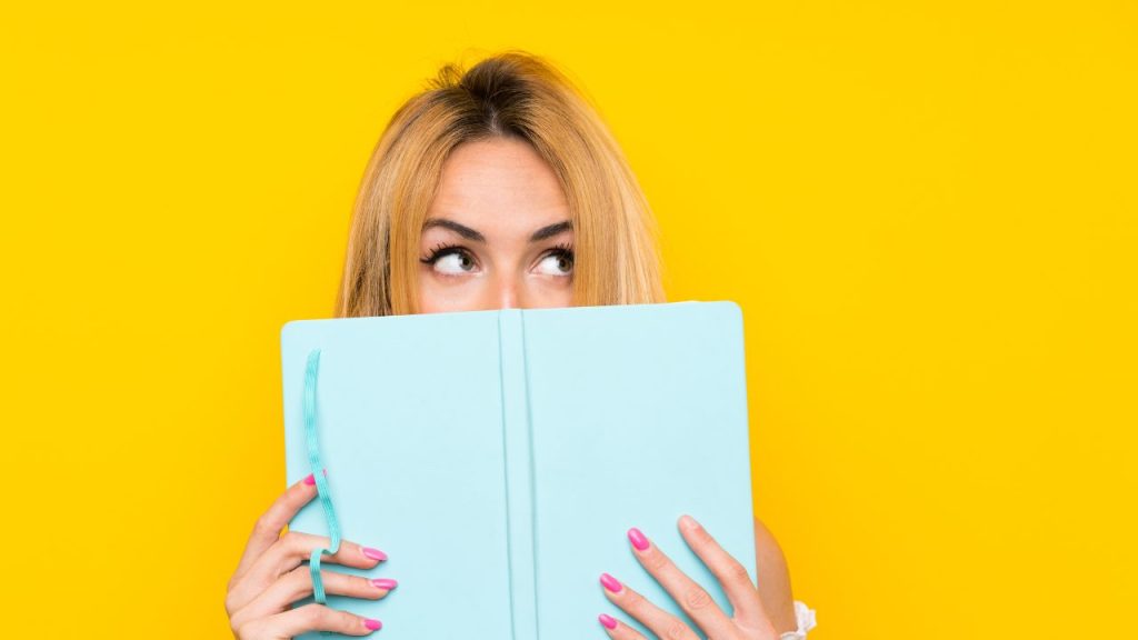 本を読んでいる金髪の女性